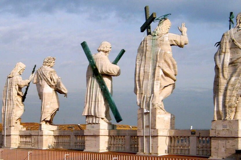thirteen-colossal-statues-crown-the-facade-of-st-peter-s-basilica-rome_1_orig